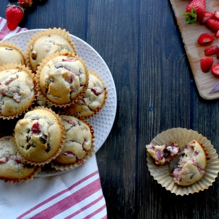 paleo strawberry chocolate chip muffins